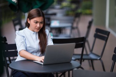 Kafede dizüstü bilgisayar kullanan cidden kadın 