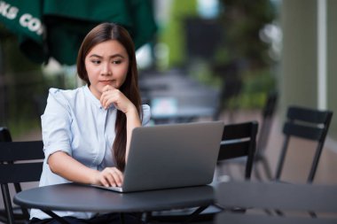 Kafede dizüstü bilgisayar kullanan cidden kadın 