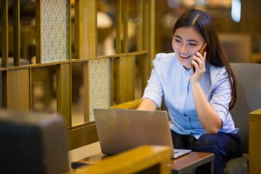 Mutlu kadın kafede gece saatlerinde akıllı telefon arama