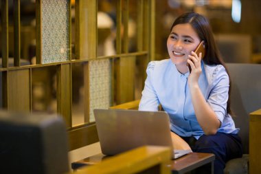 Mutlu kadın kafede gece saatlerinde akıllı telefon arama