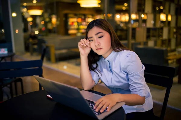 Frau benutzt Laptop in der Nacht im Café sie sich Sorgen machen — Stockfoto