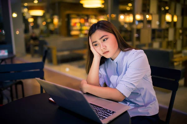 Frau benutzt Laptop in der Nacht im Café sie sich Sorgen machen — Stockfoto