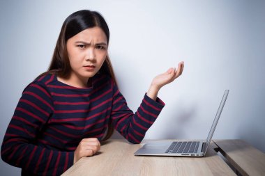 İş yerinde kızgın kadın