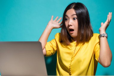 Kadın dizüstü bilgisayara baktığında şok geçiriyor.