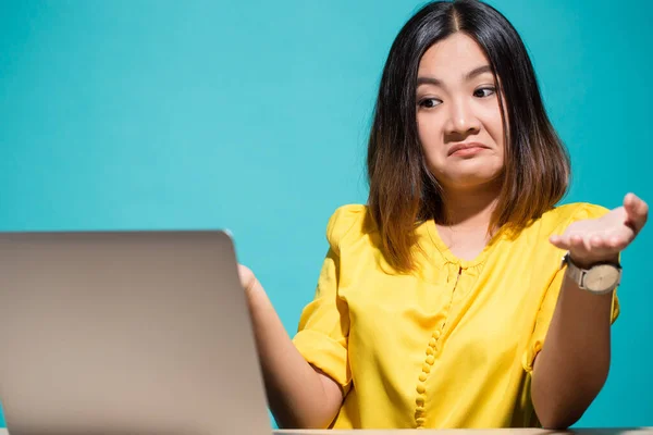 Woman show disgust when she look at laptop — Stock Photo, Image