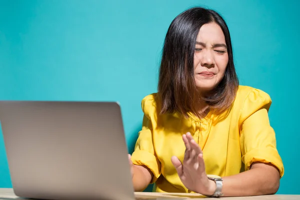 Woman has shock when she look at laptop — Stock Photo, Image
