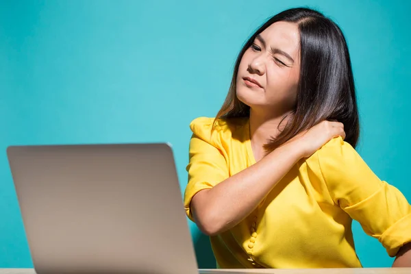 Woman has neck pain after hard work — Stock Photo, Image