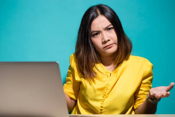 Angry woman when she look at laptop — Stock Photo, Image