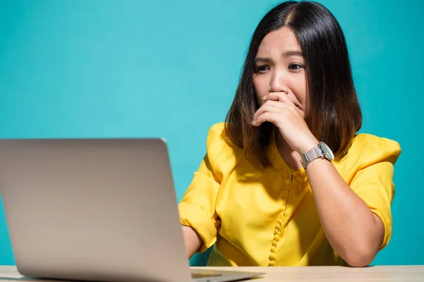 Woman so sad when she look at laptop — Stock Photo, Image