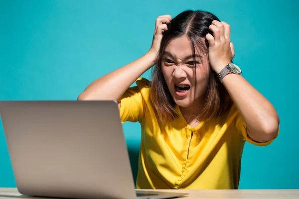 Mulher irritada quando ela olha para laptop — Fotografia de Stock