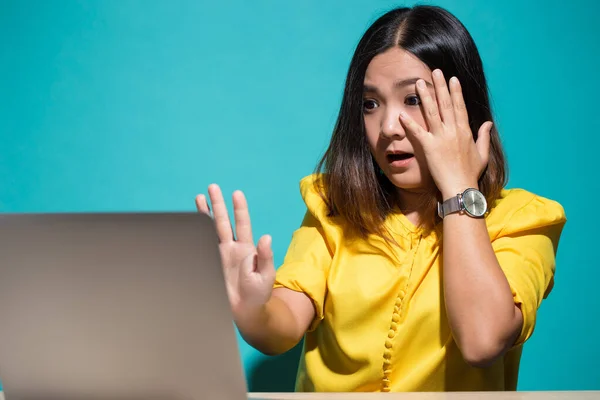 Kobieta jest w szoku, gdy patrzy na laptopa — Zdjęcie stockowe