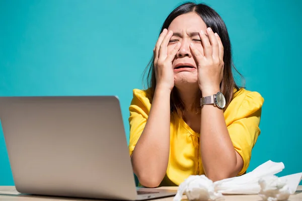 Mulher tão triste quando ela olha para laptop — Fotografia de Stock