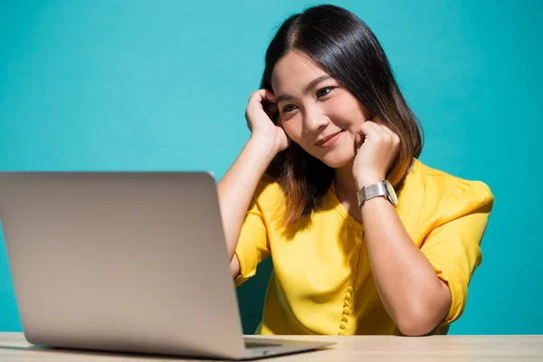 Femme se sentent timide quand elle regarde ordinateur portable — Photo