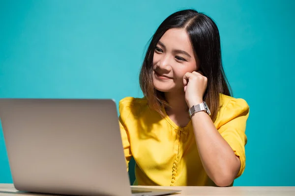 Femme se sentent timide quand elle regarde ordinateur portable — Photo