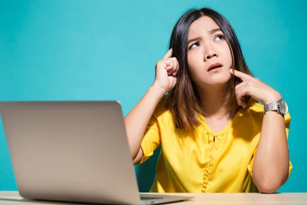 Mulher tem dúvida quando ela olha para laptop — Fotografia de Stock