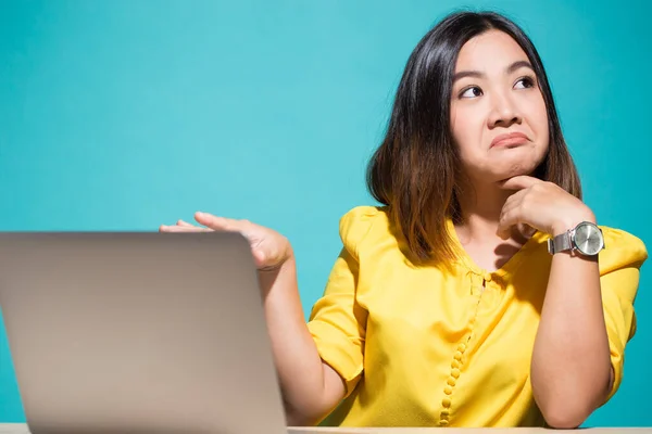 Woman show disgust when she look at laptop — Stock Photo, Image