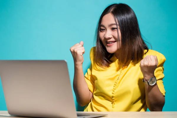 Femme heureuse quand elle regarde un ordinateur portable — Photo