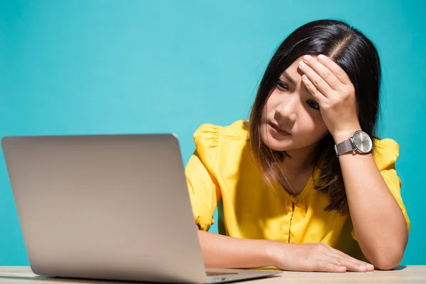 Frau hat Kopfschmerzen nach harter Arbeit — Stockfoto