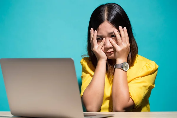 Mujer tan triste cuando mira el portátil — Foto de Stock