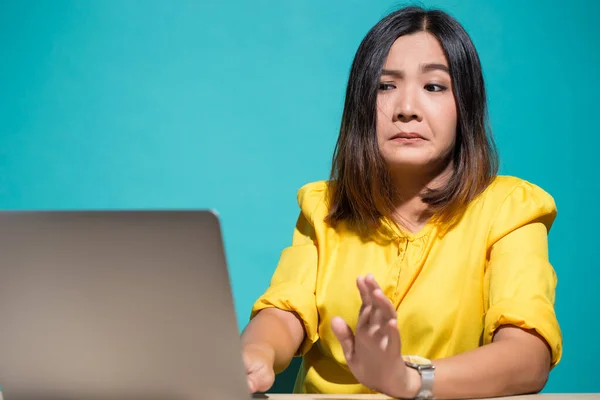 Mulher tem choque quando ela olha para laptop — Fotografia de Stock