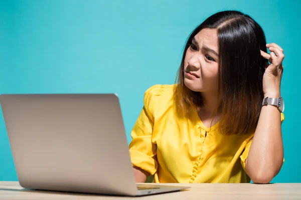 Woman has doubt when she look at laptop — Stock Photo, Image