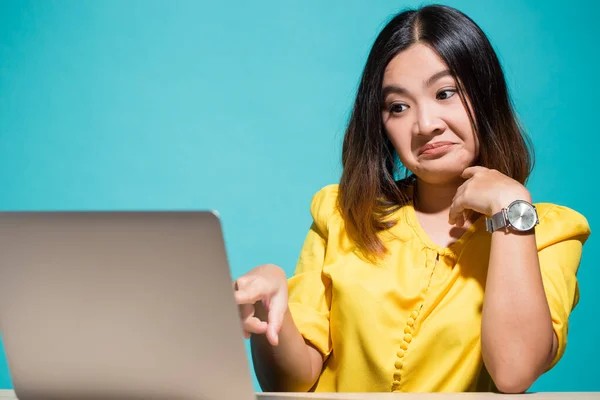 Woman show disgust when she look at laptop — Stock Photo, Image