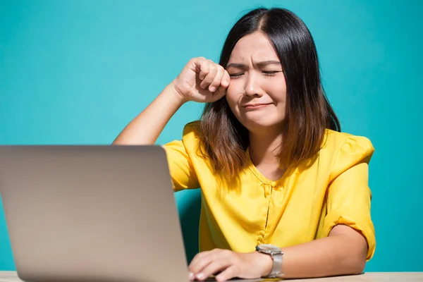 Kobieta taka smutna, gdy patrzy na laptopa — Zdjęcie stockowe