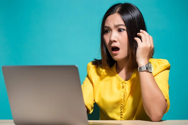 Woman has shock when she look at laptop — Stock Photo, Image