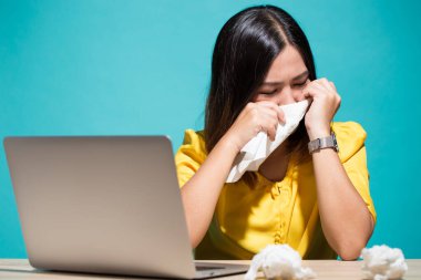 Kadın dizüstü bilgisayara baktığında çok üzgün.