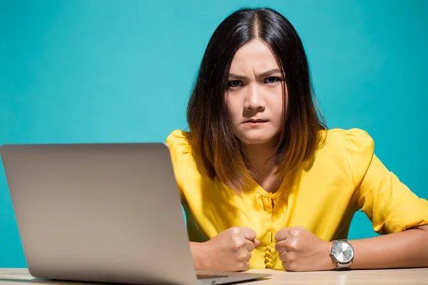 Mérges nő, amikor ránéz a laptopra. — Stock Fotó