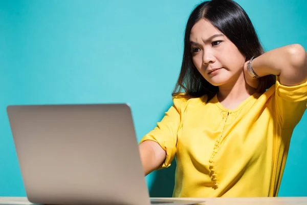 Woman has neck pain after hard work — Stock Photo, Image
