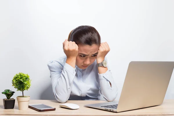 Mulher tem dor de cabeça após o trabalho duro — Fotografia de Stock