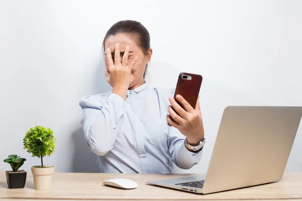 Mujer asustada cuando mira el teléfono inteligente — Foto de Stock