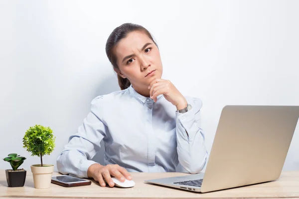 Femme regarder ordinateur portable et elle malheureux — Photo