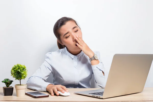 Mulher sonolenta no escritório — Fotografia de Stock