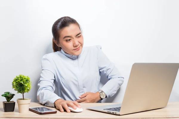 Femme affamée au bureau — Photo