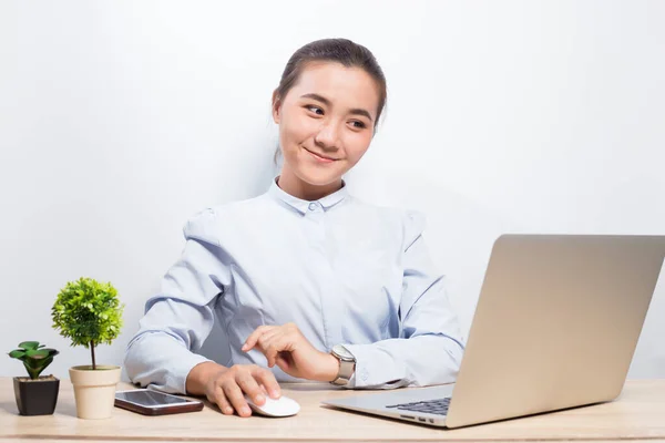 Femme heureuse au bureau — Photo