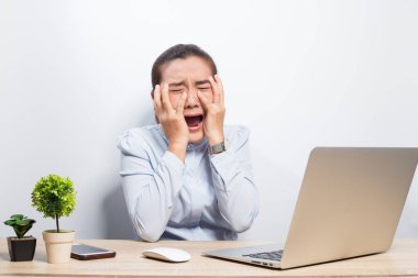 Kadın dizüstü bilgisayara baktığında şok geçiriyor.