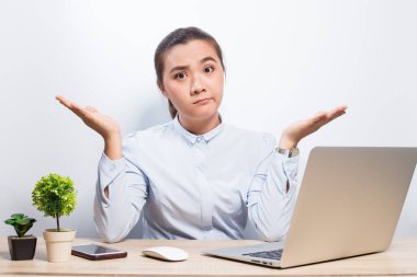 Kadın dizüstü bilgisayara bakar ve mutsuz olur.