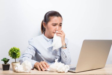 Kadın dizüstü bilgisayara baktığında çok üzgün.