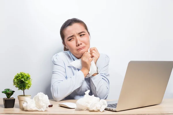 Frau so traurig, wenn sie auf Laptop schaut — Stockfoto