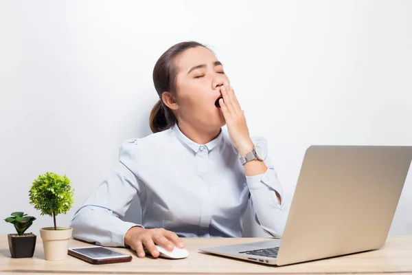 Mulher sonolenta no escritório — Fotografia de Stock