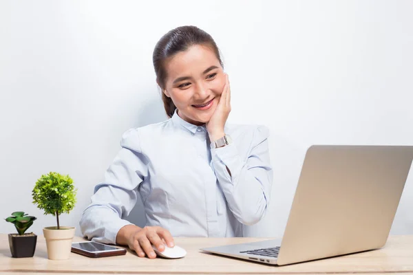 Femme heureuse au bureau — Photo