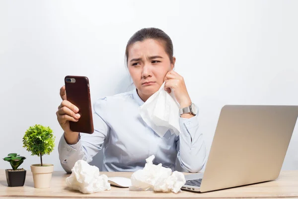 Mulher chorar quando ela olha para o smartphone — Fotografia de Stock