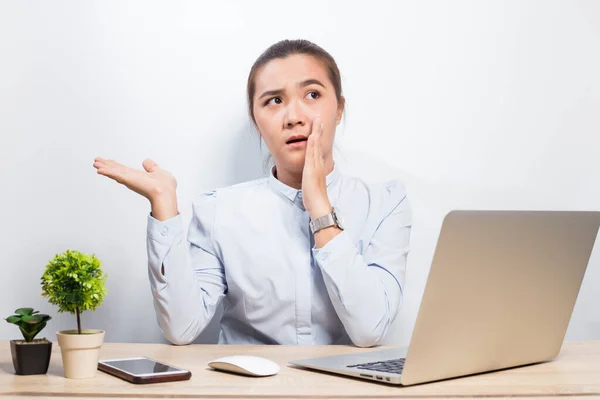 Mujer chismorrear cuando se mira el ordenador portátil — Foto de Stock