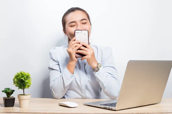 Femme utiliser smartphone au bureau — Photo
