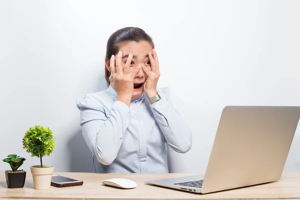 Mujer tiene shock cuando mira a la computadora portátil — Foto de Stock