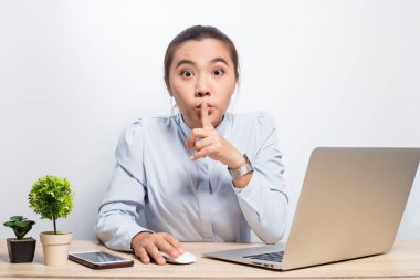 Kadınlar ofiste sessiz hareketler yaparlar.