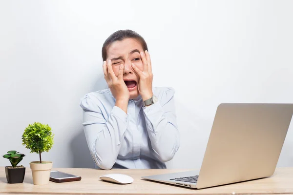 Mulher tem choque quando ela olha para laptop — Fotografia de Stock