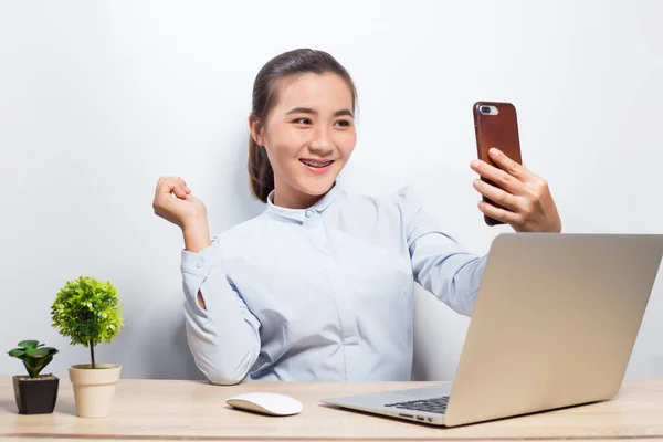 Selfie femme au bureau — Photo